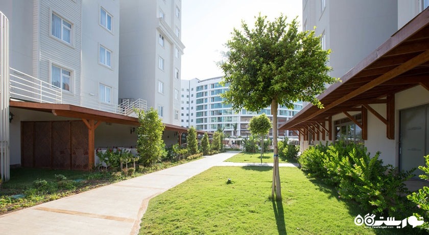 فضای سبز هتل لارا فمیلی کلاب